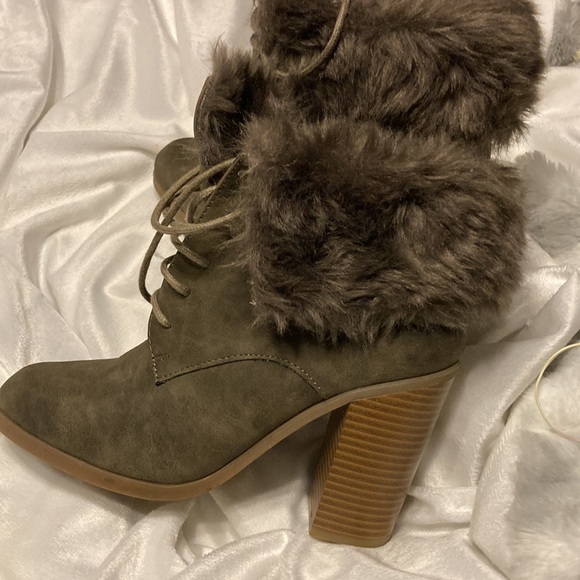 NWT. Lela Stone Boots - Size6.5 - Picture 6 of 7